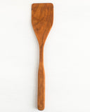 The flat edges of this wooden spatula, along with the long handle and curved, thin edge help you to flip over even the most stubborn foods.