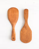 The curved sides of this wooden rice scoop, along with the short handle help you have more control when serving a bowl of rice.